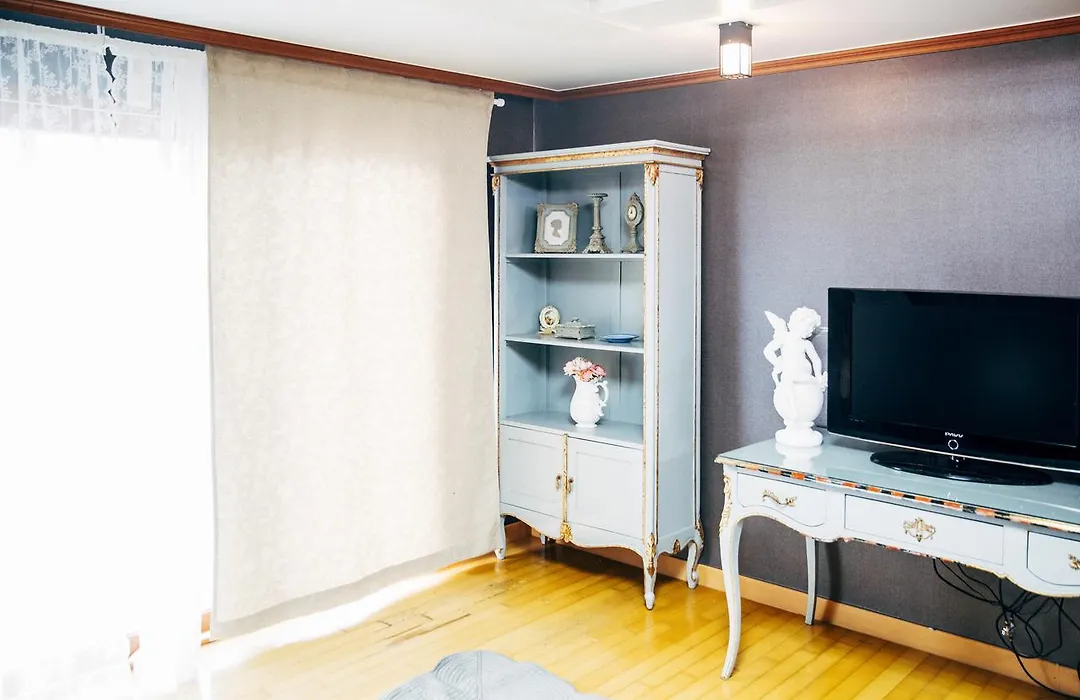 Antique Cozy House In Hongdae-1