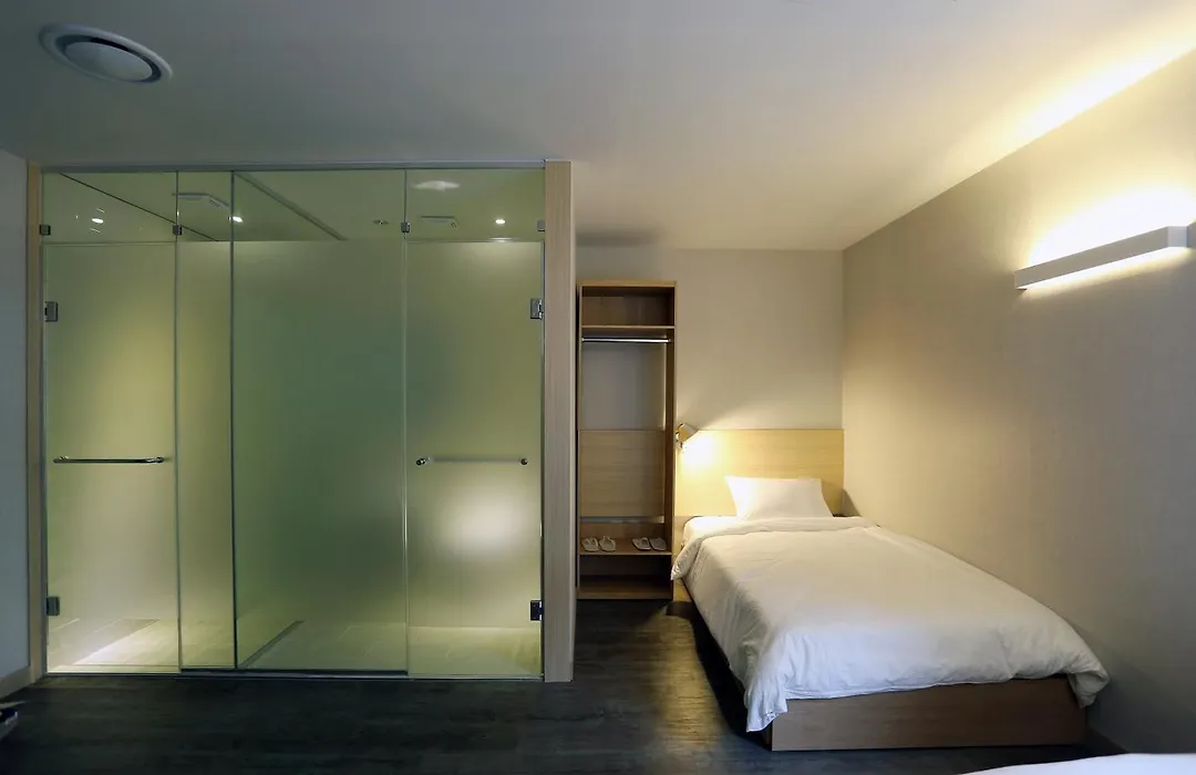 Hotel 8 Hours-1