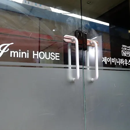 J Mini Hotel & House-2