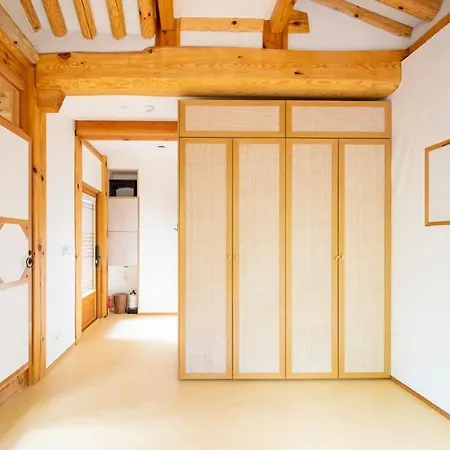 Iriru Luxury Hanok Stay - Eunpyung Hanok Village-3