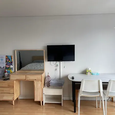 Hongdae Residence 3 - 1Min From Hongik Uni Station Exit #1-2