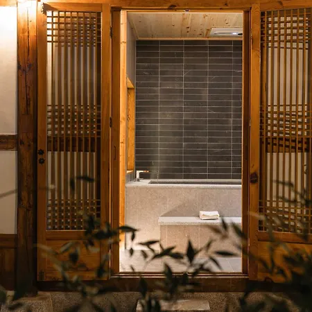 Luxury Hanok Warm Nest Retreat-2