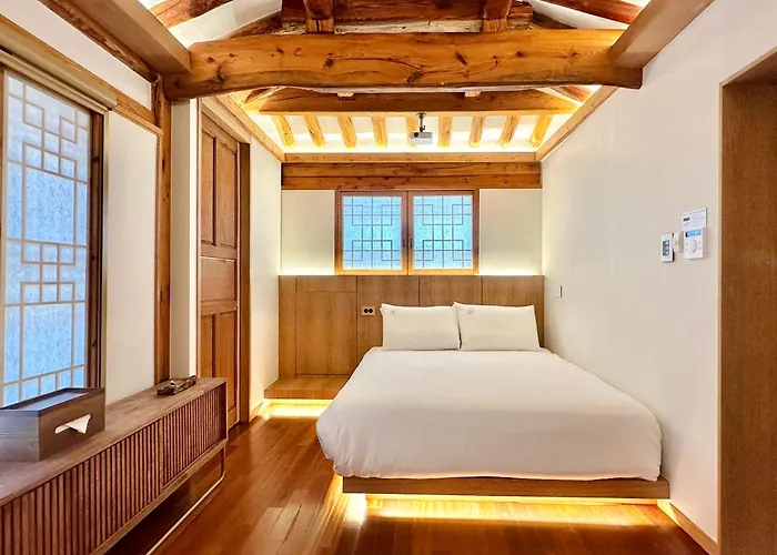 Luxury Hanok Pine Residence Seúl